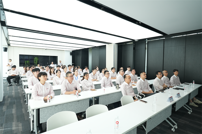 QGM: Együtt nézzük a katonai parádét, és erőt gyűjtünk a fejlődéshez