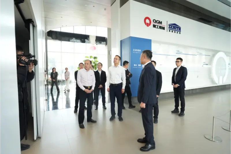 A kormány és a vállalkozások együttműködnek a fejlődés előmozdításában; a helyszíni kutatás melengeti a vállalkozások szívét.