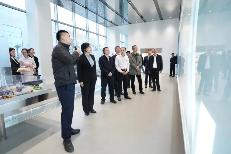 Liu Min úr, a Nemzeti Fejlesztési és Reformbizottság (NDRC) Magángazdasági Irodájának főigazgató-helyettese és delegációja felkereste a Quangong Machinery Co., Ltd.-t egy szemle és kutatási körút céljából.