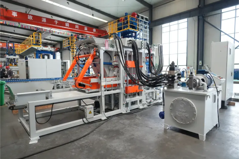 A Quangong Machinery Co., Ltd. QT6 teljesen automatikus téglagyártó gyártósora lehetővé teszi a szilárd hulladékból származó rendkívül jövedelmező téglagyártást